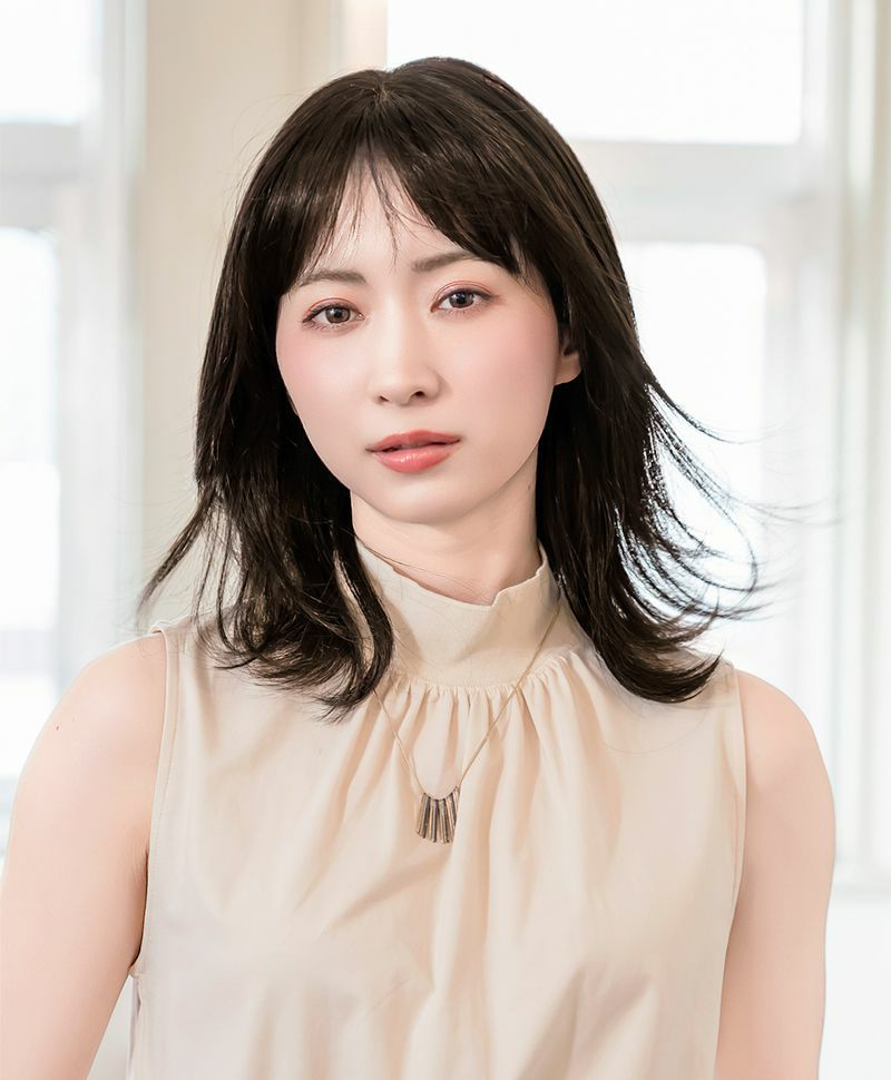 【公式サイト限定】PRISILA Limi手植えオールウィッグ(人毛ミックス)【フラネレイヤーミディ】品番/LA-004　カラー/ZNC:人毛ミックスナチュラルカラー　着用イメージ10