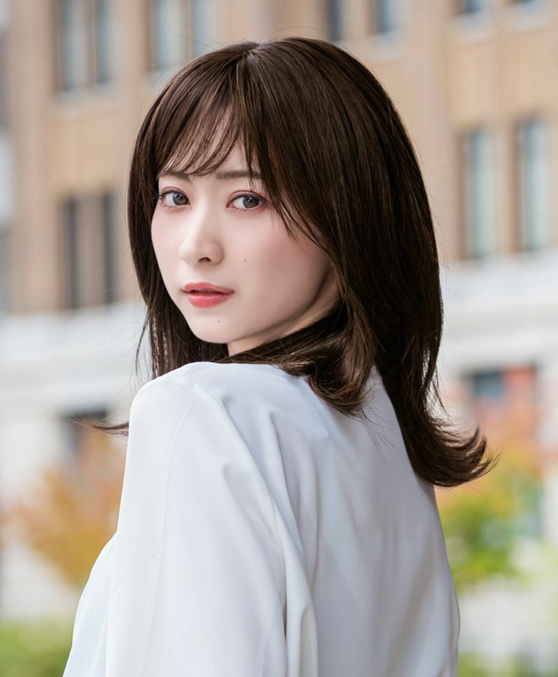 【公式サイト限定】PRISILA Limi手植えオールウィッグ(人毛ミックス)【フラネレイヤーミディ】品番/LA-004　カラー/ZNB:人毛ミックスナチュラルブラウン　着用イメージ17