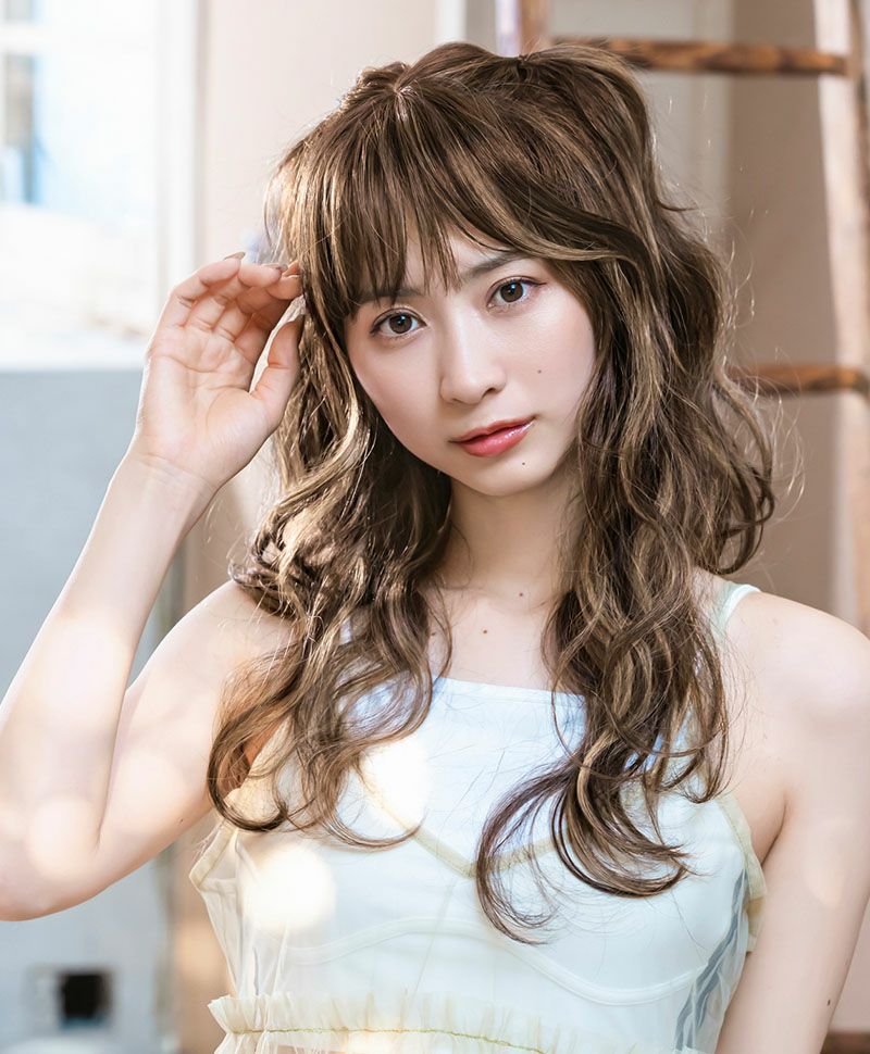 【公式サイト限定】PRISILA Limi手植えオールウィッグ(人毛ミックス)【ローザカールロング】品番/LA-005　カラー/ZHM:人毛ミックスハイメッシュ　着用イメージ1