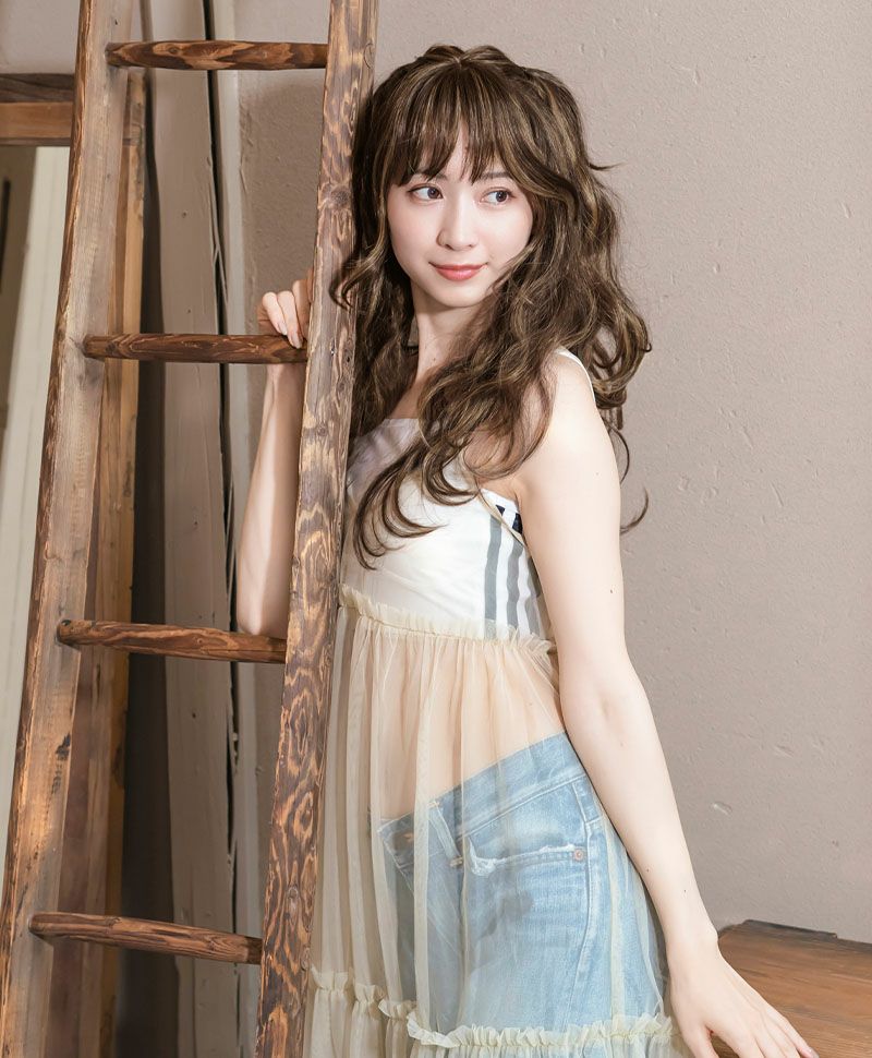 【公式サイト限定】PRISILA Limi手植えオールウィッグ(人毛ミックス)【ローザカールロング】品番/LA-005　カラー/ZHM:人毛ミックスハイメッシュ　着用イメージ2