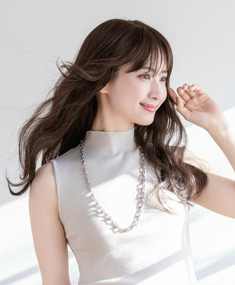 【公式サイト限定】PRISILA Limi手植えオールウィッグ(人毛ミックス)【ローザカールロング】品番/LA-005　カラー/ZNB:人毛ミックスナチュラルブラウン　着用イメージ5