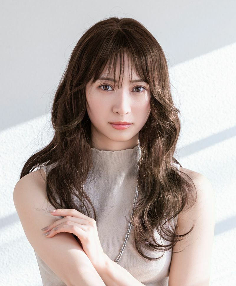 【公式サイト限定】PRISILA Limi手植えオールウィッグ(人毛ミックス)【ローザカールロング】品番/LA-005　カラー/ZNB:人毛ミックスナチュラルブラウン　着用イメージ6