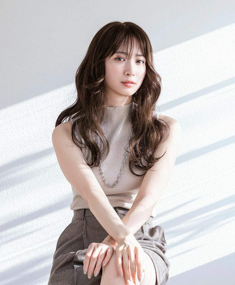 【公式サイト限定】PRISILA Limi手植えオールウィッグ(人毛ミックス)【ローザカールロング】品番/LA-005　カラー/ZNB:人毛ミックスナチュラルブラウン　着用イメージ8