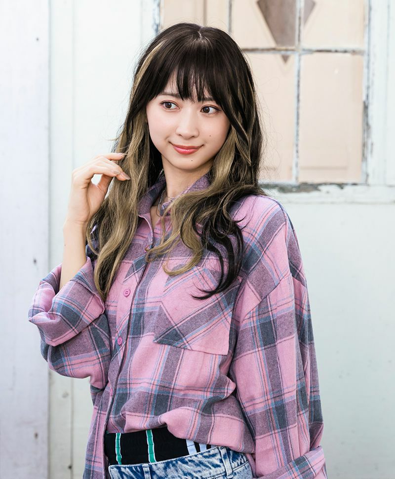 【公式サイト限定】PRISILA Limi手植えオールウィッグ(人毛ミックス)【ローザカールロング】品番/LA-005　カラー/ZIGD:人毛ミックスインナーゴールド　着用イメージ18