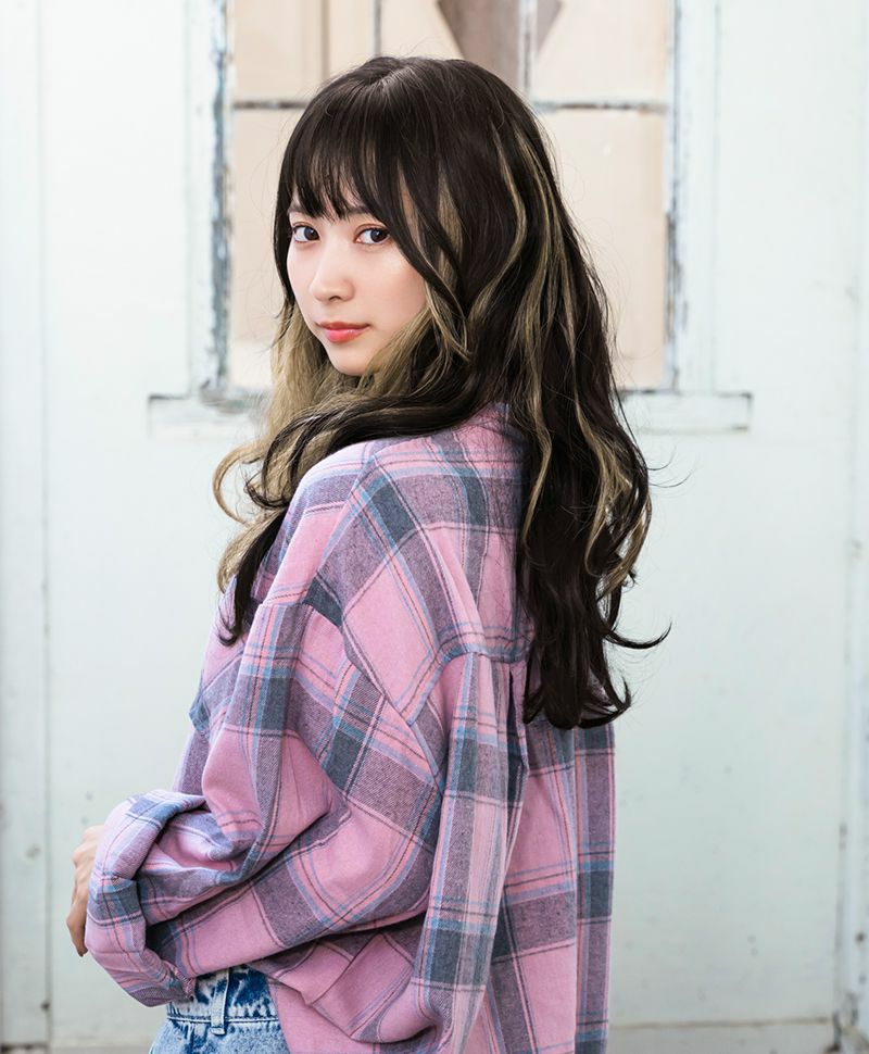 【公式サイト限定】PRISILA Limi手植えオールウィッグ(人毛ミックス)【ローザカールロング】品番/LA-005　カラー/ZIGD:人毛ミックスインナーゴールド　着用イメージ19