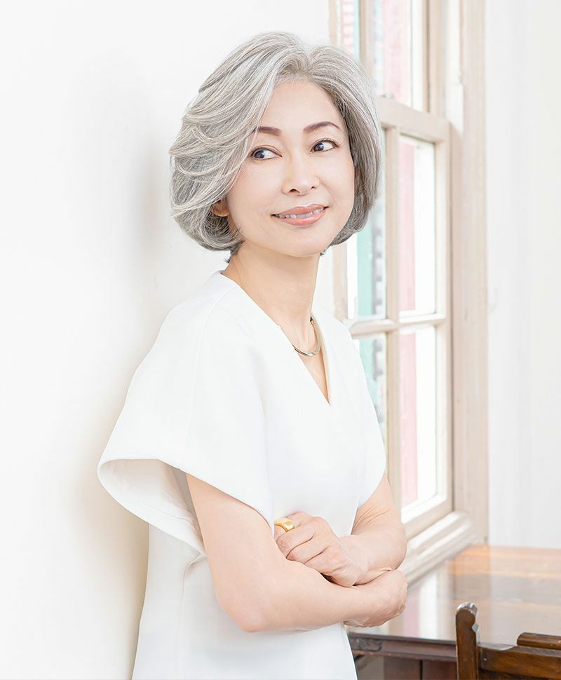 PRISILA Limi手植えオールウィッグ(人毛ミックス)【マノンワンレンボブ】LA-007 モデル画像ZLGH:人毛ミックスライトグレイヘア