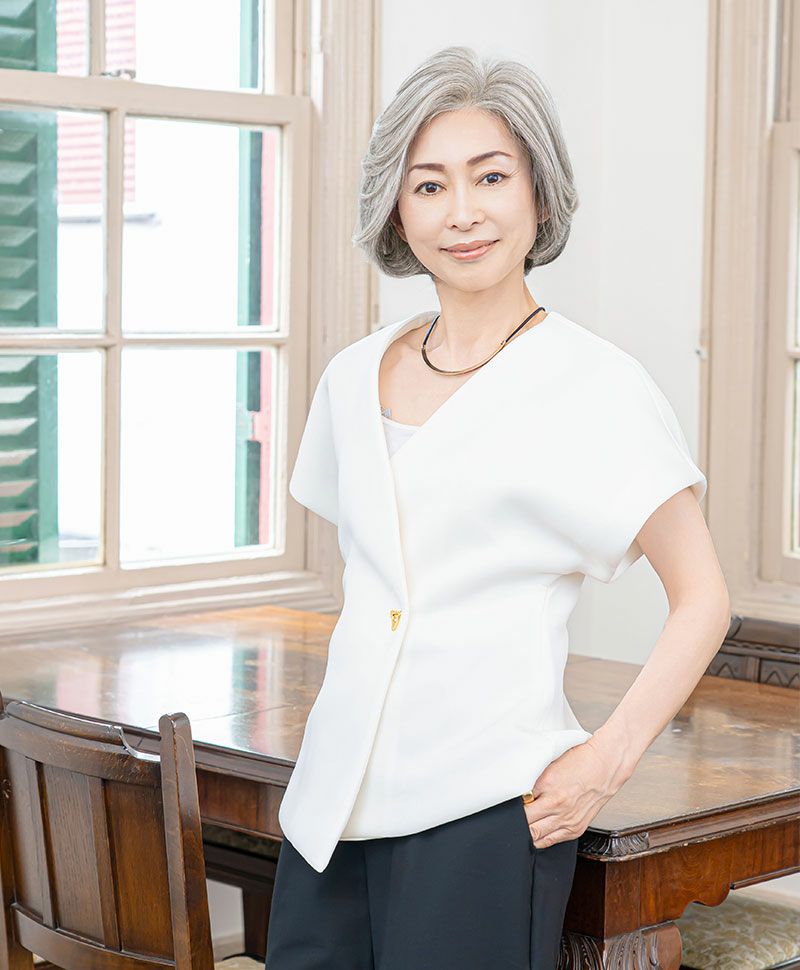 PRISILA Limi手植えオールウィッグ(人毛ミックス)【マノンワンレンボブ】LA-007 モデル画像ZLGH:人毛ミックスライトグレイヘア