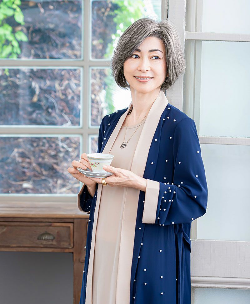 PRISILA Limi手植えオールウィッグ(人毛ミックス)【マノンワンレンボブ】LA-007 モデル画像 ZNGH:人毛ミックスナチュラルグレイヘア