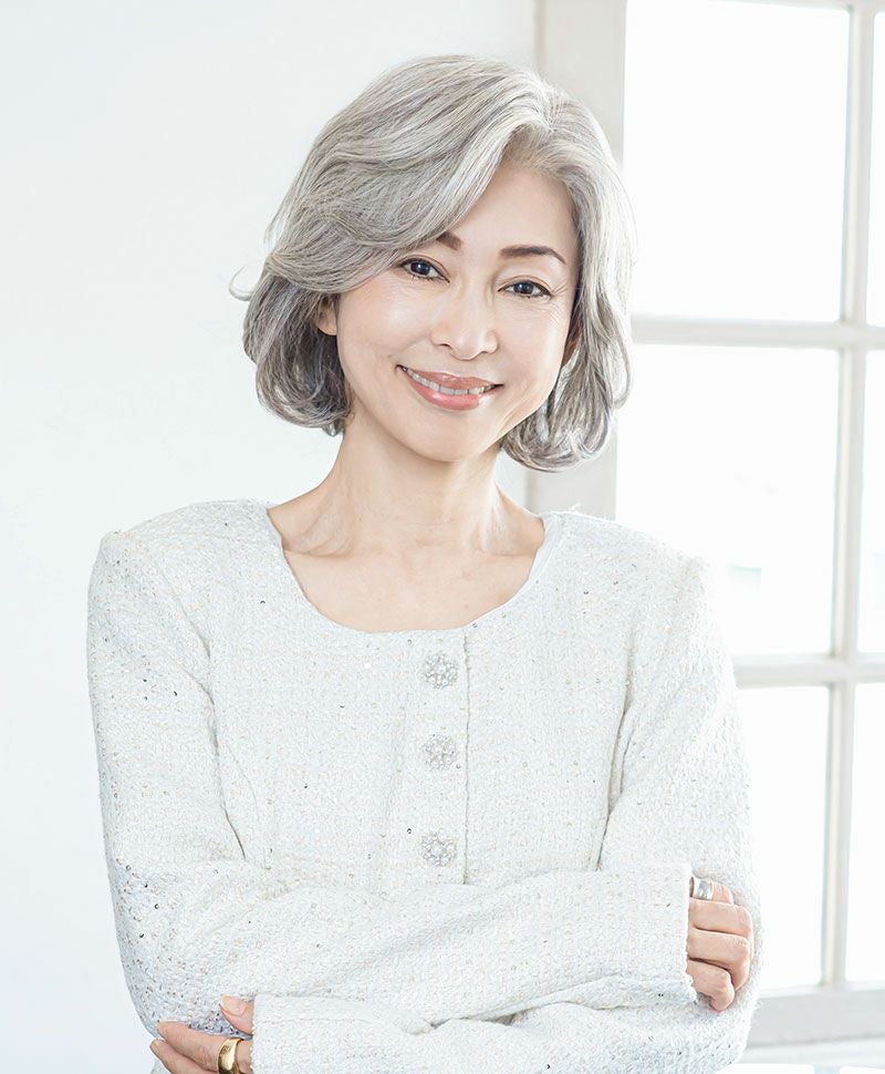 PRISILA Limi手植えオールウィッグ(人毛ミックス)【ミレーヌウェーブボブ】LA-008 モデル画像 ZLGH:人毛ミックスライトグレイヘア