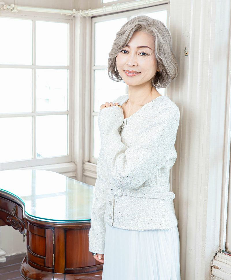 PRISILA Limi手植えオールウィッグ(人毛ミックス)【ミレーヌウェーブボブ】LA-008 モデル画像 ZLGH:人毛ミックスライトグレイヘア