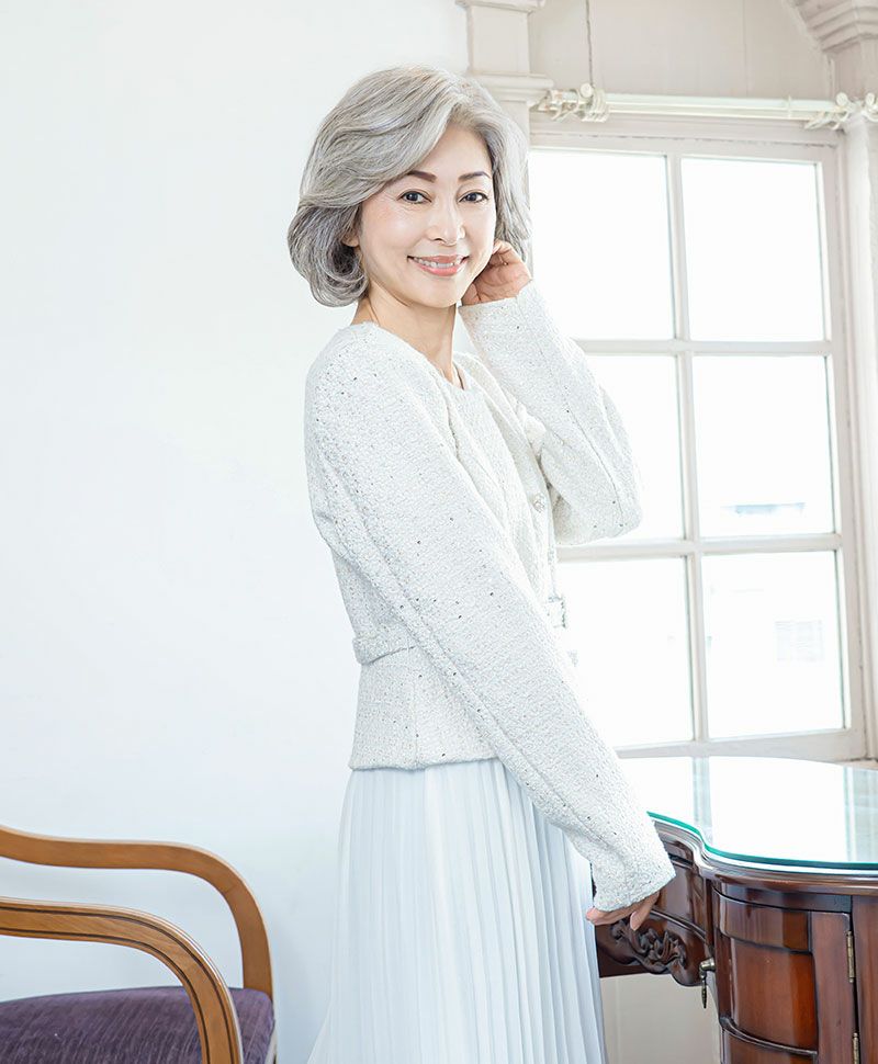 PRISILA Limi手植えオールウィッグ(人毛ミックス)【ミレーヌウェーブボブ】LA-008 モデル画像 ZLGH:人毛ミックスライトグレイヘア