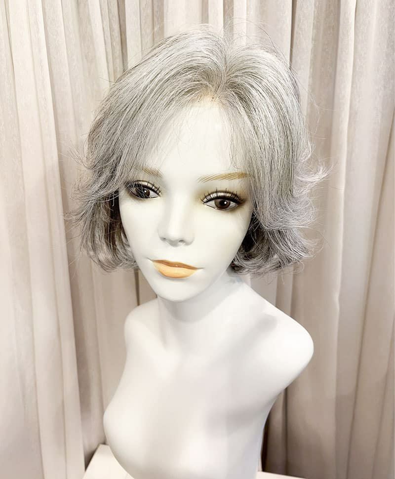 【WEB限定一点もの】手植えオールウィッグ【ボブ】UMEDA-952-ZLGH人毛ミックスライトグレイヘア【梅田サロンカットウィッグ】Mサイズ　マネキン着用画像