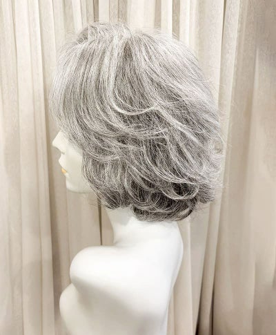 【WEB限定一点もの】手植えオールウィッグ【ボブ】UMEDA-952-ZLGH人毛ミックスライトグレイヘア【梅田サロンカットウィッグ】Mサイズ　マネキン着用画像