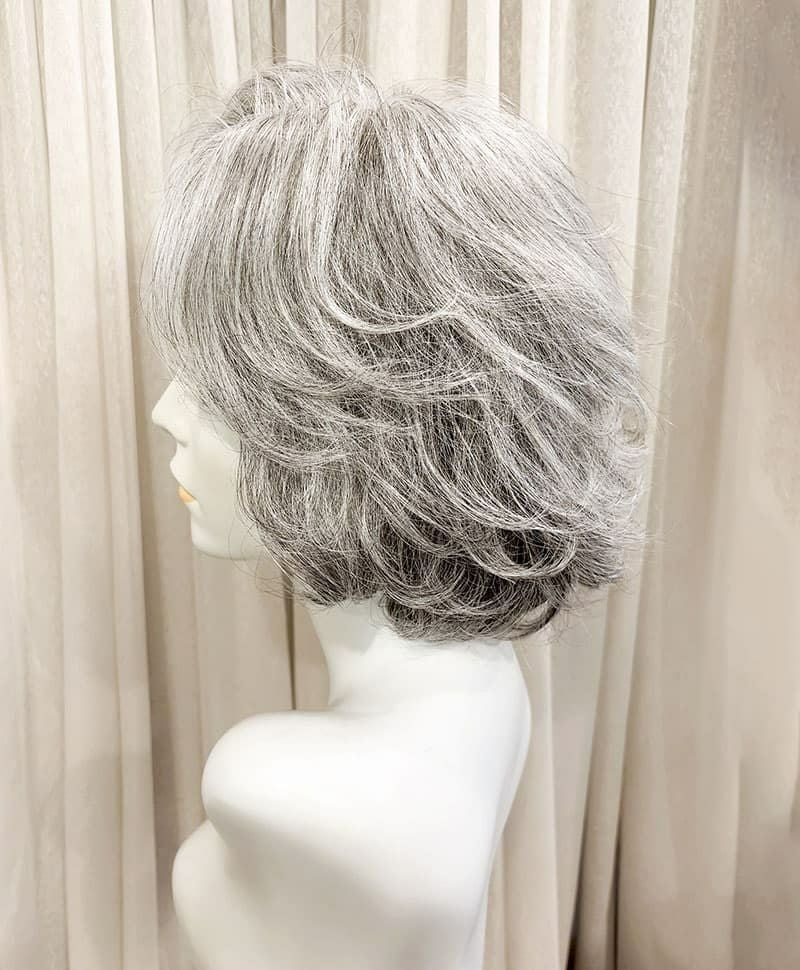 【WEB限定一点もの】手植えオールウィッグ【ボブ】UMEDA-952-ZLGH人毛ミックスライトグレイヘア【梅田サロンカットウィッグ】Mサイズ　マネキン着用画像