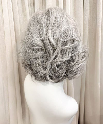 【WEB限定一点もの】手植えオールウィッグ【ボブ】UMEDA-952-ZLGH人毛ミックスライトグレイヘア【梅田サロンカットウィッグ】Mサイズ　マネキン着用画像