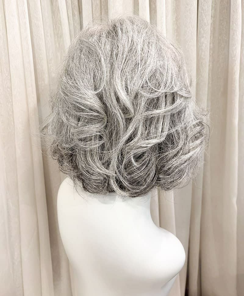 【WEB限定一点もの】手植えオールウィッグ【ボブ】UMEDA-952-ZLGH人毛ミックスライトグレイヘア【梅田サロンカットウィッグ】Mサイズ　マネキン着用画像