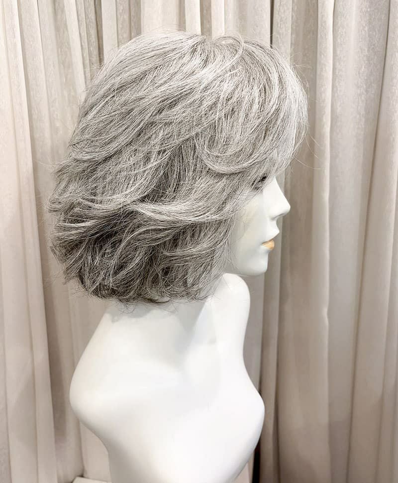 【WEB限定一点もの】手植えオールウィッグ【ボブ】UMEDA-952-ZLGH人毛ミックスライトグレイヘア【梅田サロンカットウィッグ】Mサイズ　マネキン着用画像