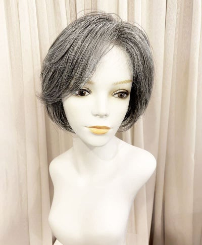 【WEB限定一点もの】手植えオールウィッグ【ショート】UMEDA-953-ZNGH人毛ミックスナチュラルグレイヘア【梅田サロンカットウィッグ】Mサイズ マネキン着用画像