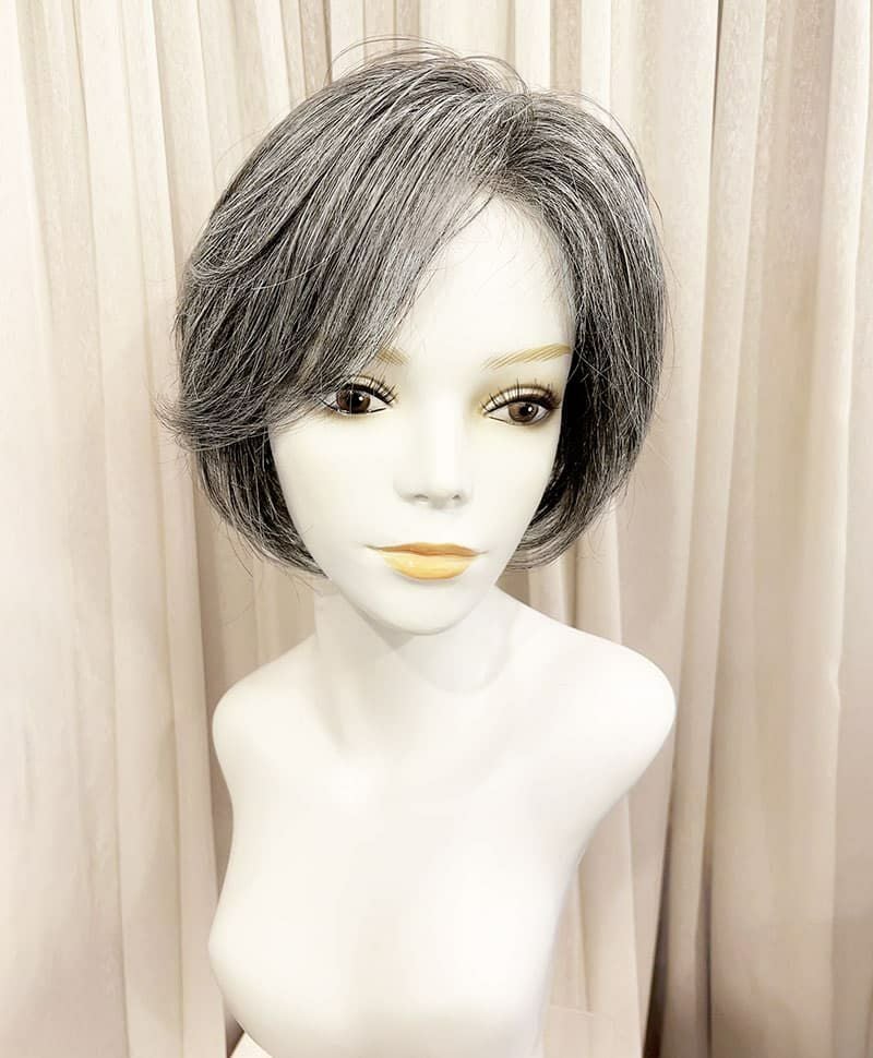 【WEB限定一点もの】手植えオールウィッグ【ショート】UMEDA-953-ZNGH人毛ミックスナチュラルグレイヘア【梅田サロンカットウィッグ】Mサイズ マネキン着用画像