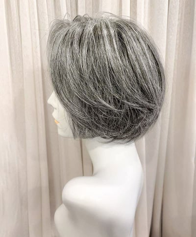 【WEB限定一点もの】手植えオールウィッグ【ショート】UMEDA-953-ZNGH人毛ミックスナチュラルグレイヘア【梅田サロンカットウィッグ】Mサイズ マネキン着用画像