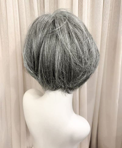 【WEB限定一点もの】手植えオールウィッグ【ショート】UMEDA-953-ZNGH人毛ミックスナチュラルグレイヘア【梅田サロンカットウィッグ】Mサイズ マネキン着用画像
