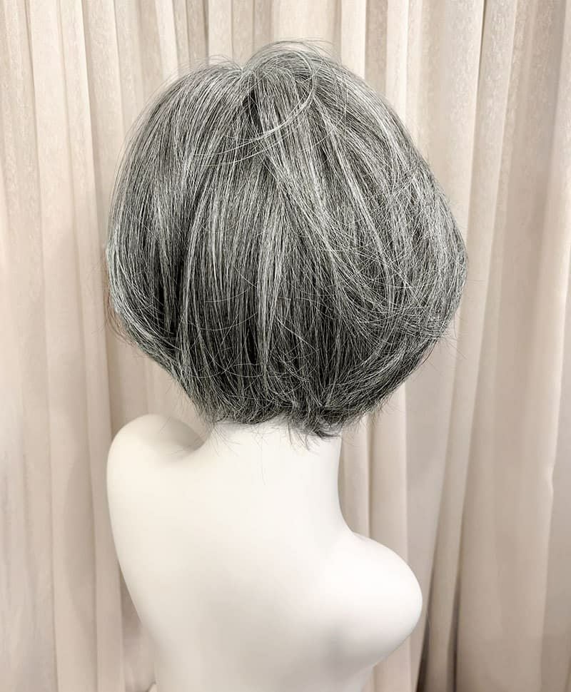 【WEB限定一点もの】手植えオールウィッグ【ショート】UMEDA-953-ZNGH人毛ミックスナチュラルグレイヘア【梅田サロンカットウィッグ】Mサイズ マネキン着用画像