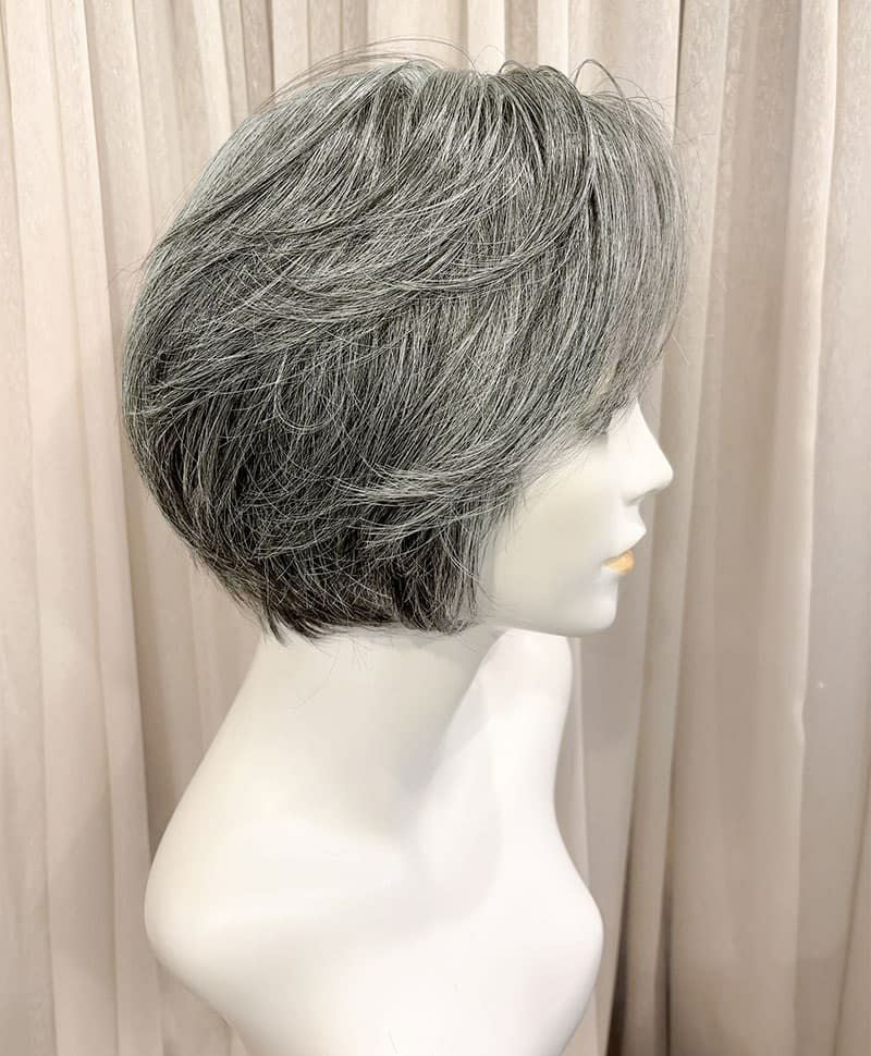 【WEB限定一点もの】手植えオールウィッグ【ショート】UMEDA-953-ZNGH人毛ミックスナチュラルグレイヘア【梅田サロンカットウィッグ】Mサイズ マネキン着用画像
