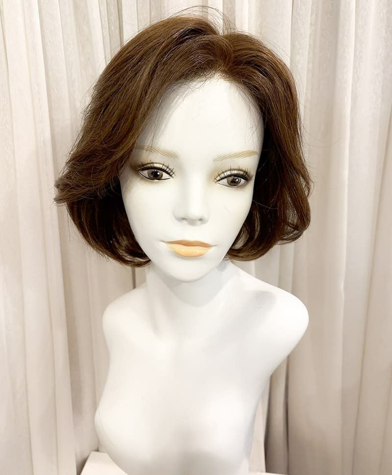  【WEB限定一点もの】手植えオールウィッグ【ボブ】UMEDA-954-ZMB人毛ミックスマロンブラウン【梅田サロンカットウィッグ】Mサイズ　マネキン着用画像