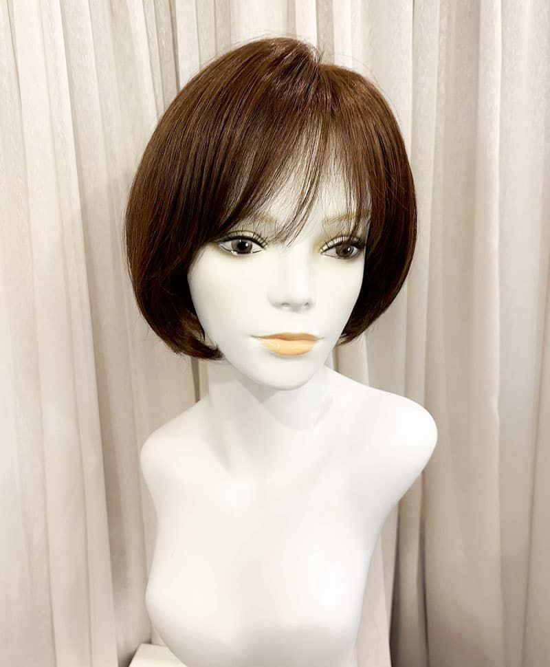  【WEB限定一点もの】手植えオールウィッグ【ボブ】UMEDA-955-ZMB人毛ミックスマロンブラウン【梅田サロンカットウィッグ】Mサイズ　マネキン着用画像