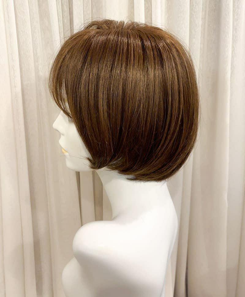  【WEB限定一点もの】手植えオールウィッグ【ボブ】UMEDA-955-ZMB人毛ミックスマロンブラウン【梅田サロンカットウィッグ】Mサイズ　マネキン着用画像