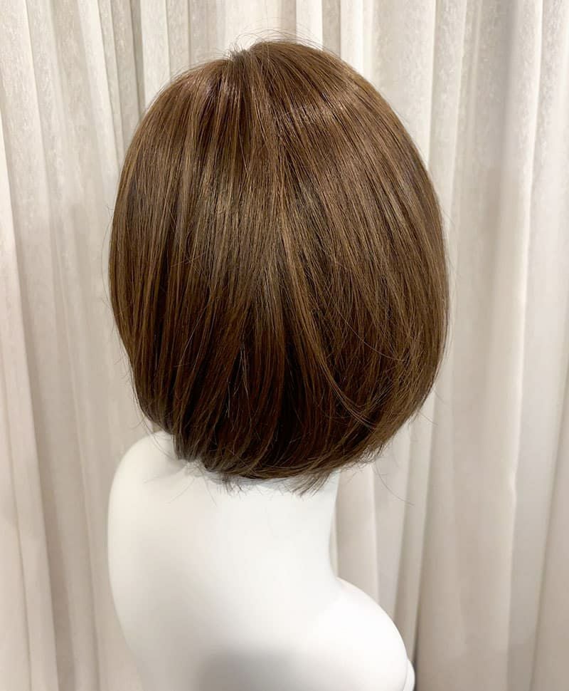  【WEB限定一点もの】手植えオールウィッグ【ボブ】UMEDA-955-ZMB人毛ミックスマロンブラウン【梅田サロンカットウィッグ】Mサイズ　マネキン着用画像