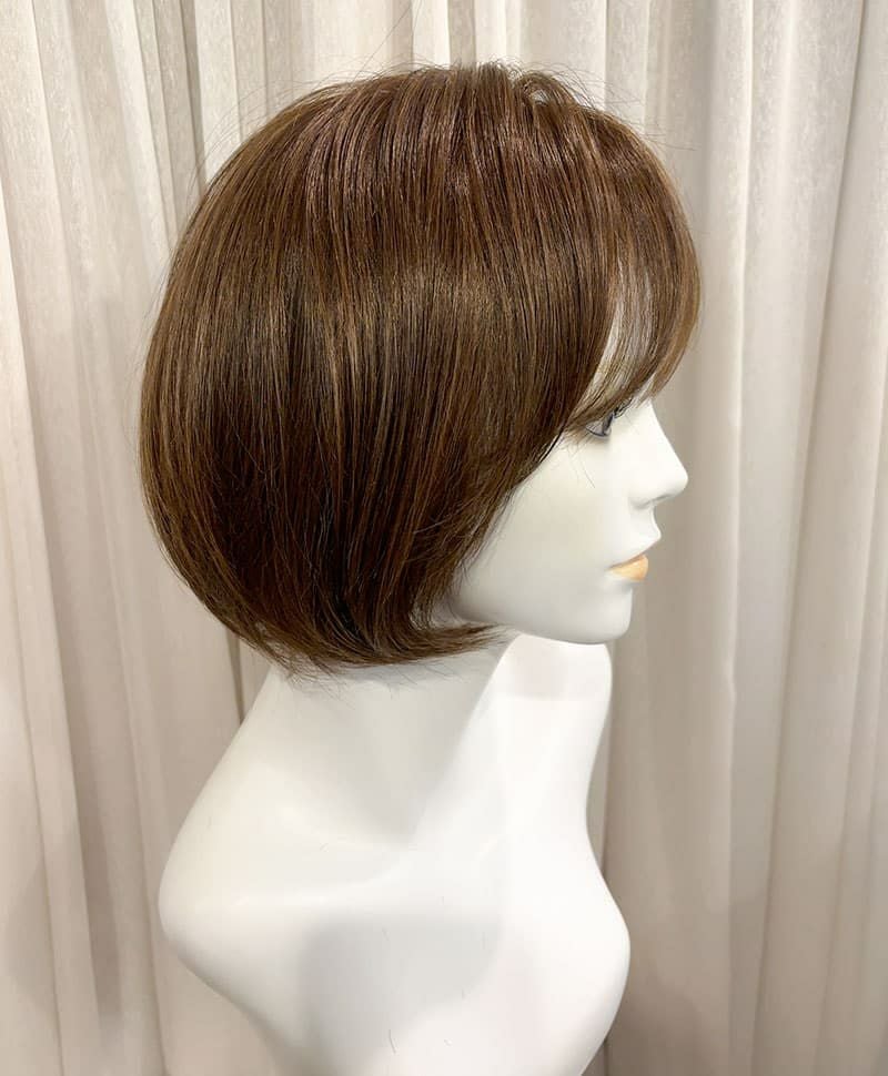  【WEB限定一点もの】手植えオールウィッグ【ボブ】UMEDA-955-ZMB人毛ミックスマロンブラウン【梅田サロンカットウィッグ】Mサイズ　マネキン着用画像