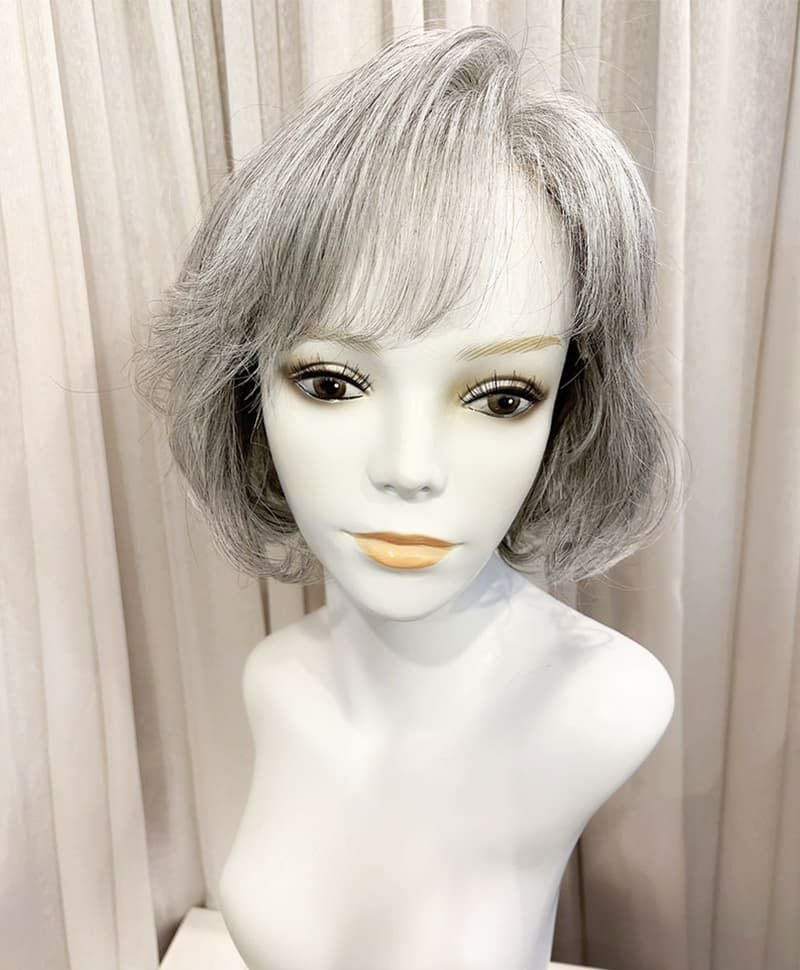 【WEB限定一点もの】手植えオールウィッグ【ボブ】UMEDA-957-ZLGH人毛ミックスライトグレイヘア【梅田サロンカットウィッグ】Sサイズ　マネキン着用画像