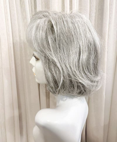 【WEB限定一点もの】手植えオールウィッグ【ボブ】UMEDA-957-ZLGH人毛ミックスライトグレイヘア【梅田サロンカットウィッグ】Sサイズ　マネキン着用画像
