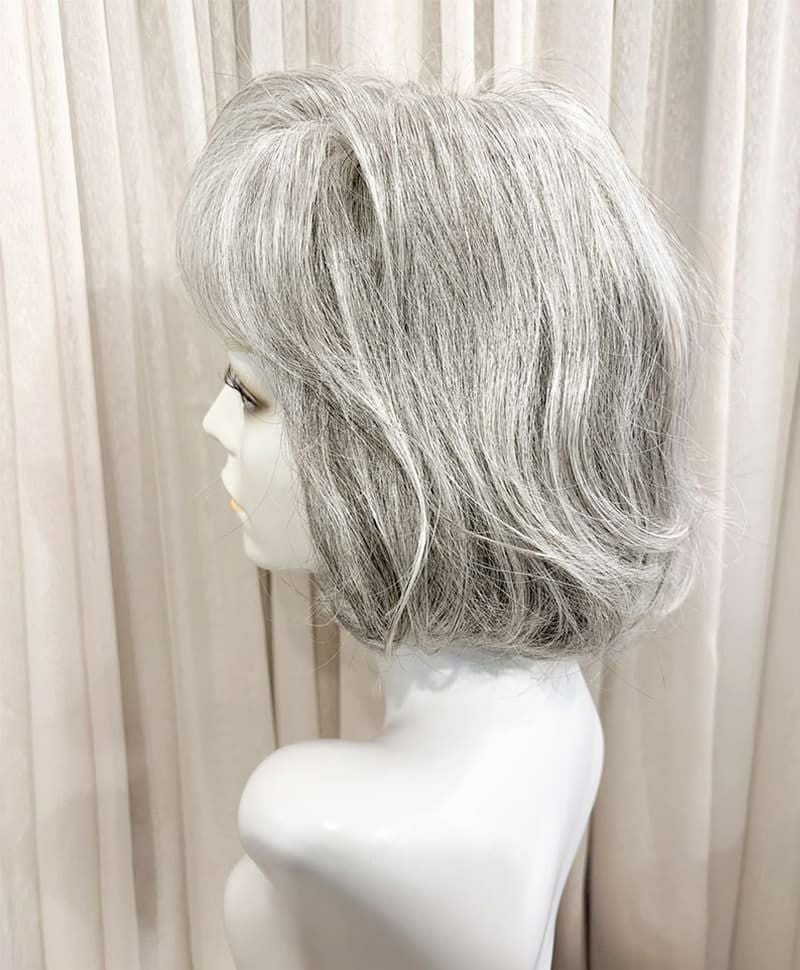 【WEB限定一点もの】手植えオールウィッグ【ボブ】UMEDA-957-ZLGH人毛ミックスライトグレイヘア【梅田サロンカットウィッグ】Sサイズ　マネキン着用画像