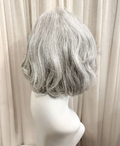 【WEB限定一点もの】手植えオールウィッグ【ボブ】UMEDA-957-ZLGH人毛ミックスライトグレイヘア【梅田サロンカットウィッグ】Sサイズ　マネキン着用画像