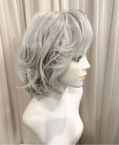 【WEB限定一点もの】手植えオールウィッグ【ボブ】UMEDA-957-ZLGH人毛ミックスライトグレイヘア【梅田サロンカットウィッグ】Sサイズ　マネキン着用画像