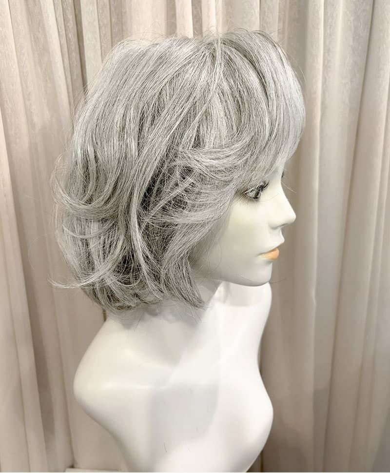 【WEB限定一点もの】手植えオールウィッグ【ボブ】UMEDA-957-ZLGH人毛ミックスライトグレイヘア【梅田サロンカットウィッグ】Sサイズ　マネキン着用画像
