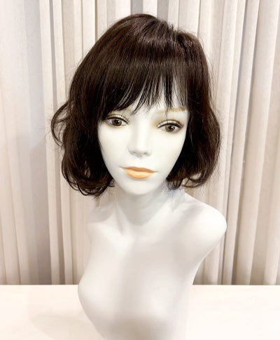 【WEB限定一点もの】手植えオールウィッグ【ボブ】UMEDA-960-ZNC人毛ミックスナチュラルカラー【梅田サロンカットウィッグ】Mサイズ　マネキン着用画像