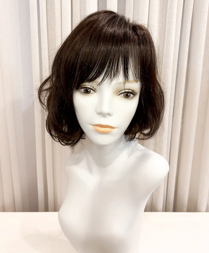 【WEB限定一点もの】手植えオールウィッグ【ボブ】UMEDA-960-ZNC人毛ミックスナチュラルカラー【梅田サロンカットウィッグ】Mサイズ　マネキン着用画像