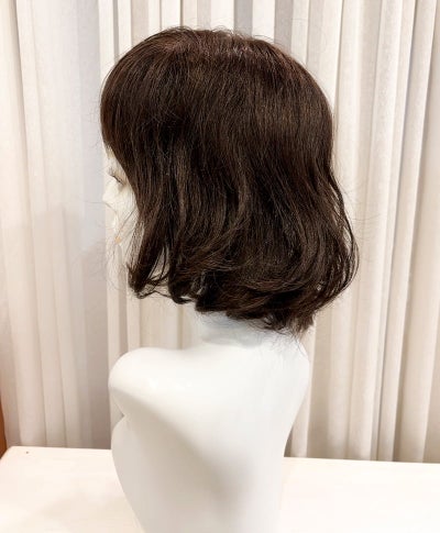 【WEB限定一点もの】手植えオールウィッグ【ボブ】UMEDA-960-ZNC人毛ミックスナチュラルカラー【梅田サロンカットウィッグ】Mサイズ　マネキン着用画像