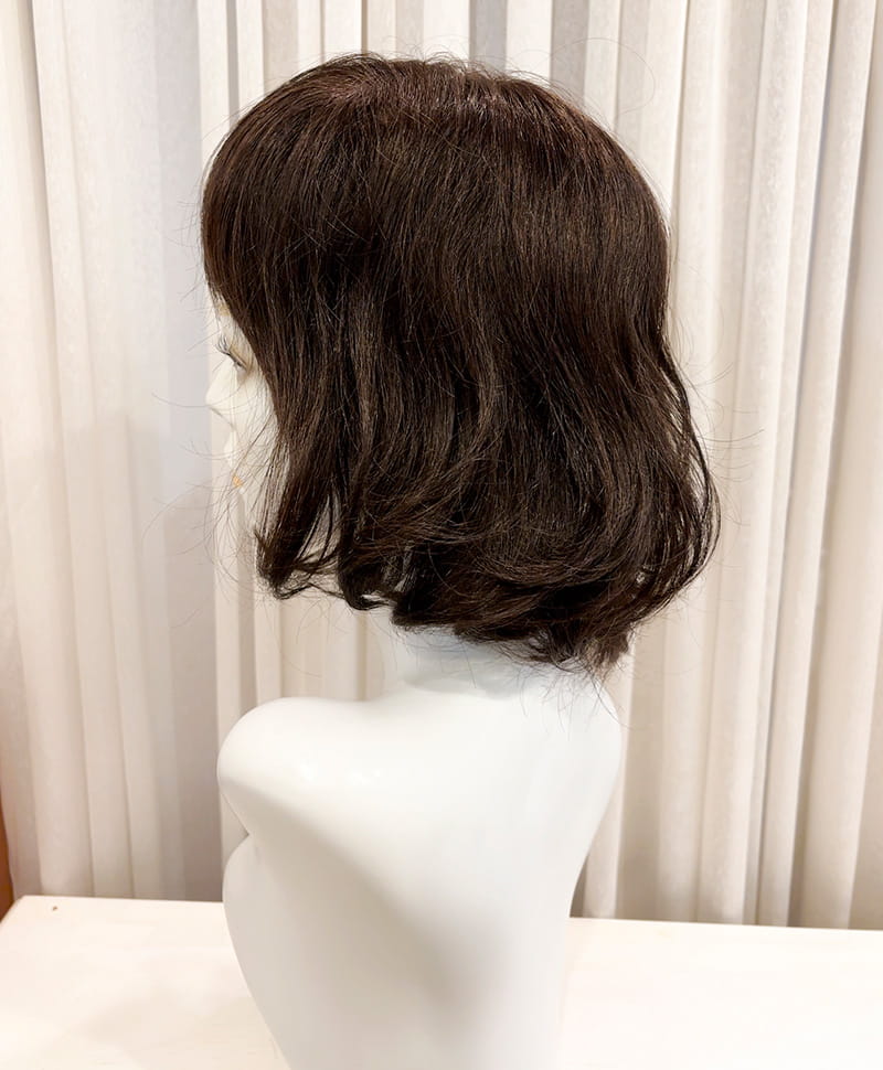【WEB限定一点もの】手植えオールウィッグ【ボブ】UMEDA-960-ZNC人毛ミックスナチュラルカラー【梅田サロンカットウィッグ】Mサイズ　マネキン着用画像