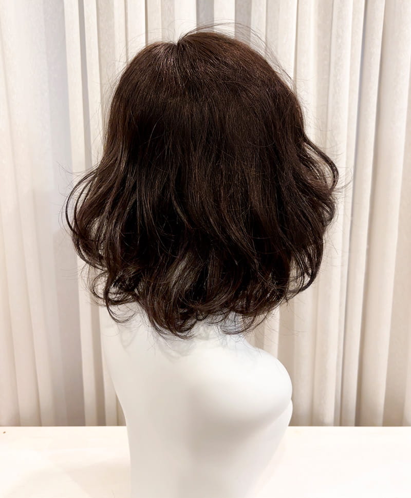 【WEB限定一点もの】手植えオールウィッグ【ボブ】UMEDA-960-ZNC人毛ミックスナチュラルカラー【梅田サロンカットウィッグ】Mサイズ　マネキン着用画像