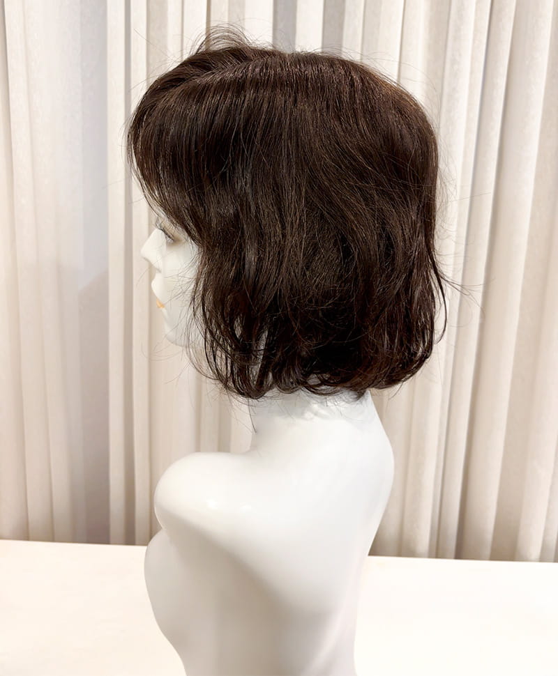 【WEB限定一点もの】手植えオールウィッグ【ボブ】UMEDA-962-ZNC人毛ミックスナチュラルカラー【梅田サロンカットウィッグ】Mサイズ　マネキン着用画像