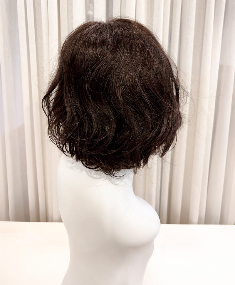 【WEB限定一点もの】手植えオールウィッグ【ボブ】UMEDA-962-ZNC人毛ミックスナチュラルカラー【梅田サロンカットウィッグ】Mサイズ　マネキン着用画像