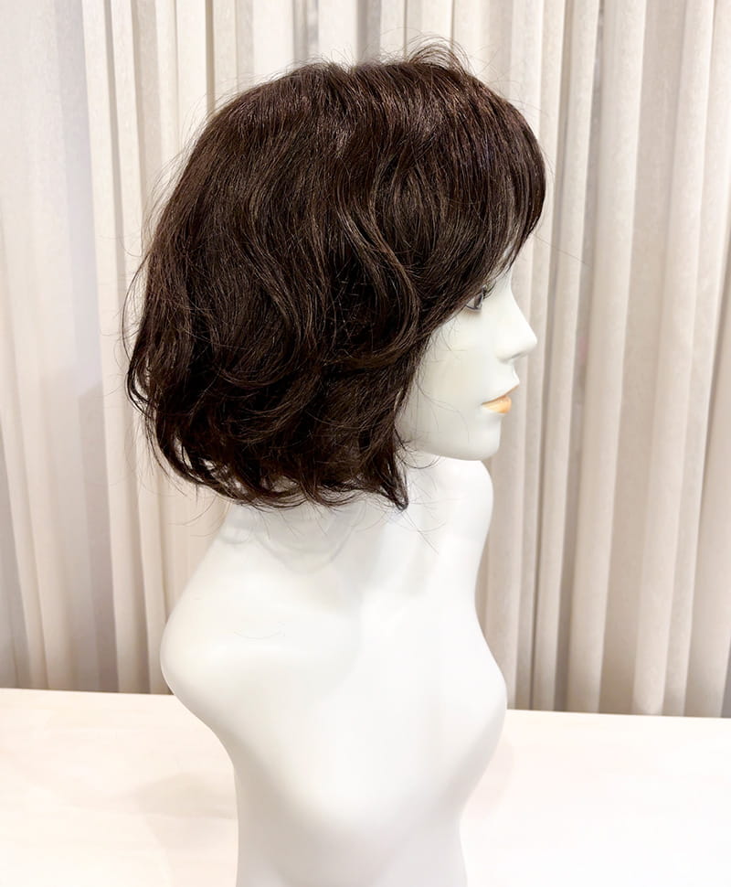 【WEB限定一点もの】手植えオールウィッグ【ボブ】UMEDA-962-ZNC人毛ミックスナチュラルカラー【梅田サロンカットウィッグ】Mサイズ　マネキン着用画像