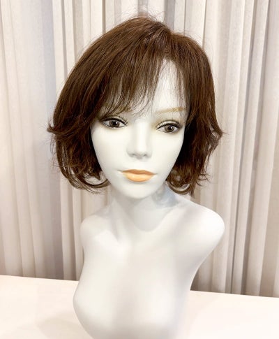 【WEB限定一点もの】手植えオールウィッグ【ボブ】UMEDA-963-ZMB人毛ミックスマロンブラウン【梅田サロンカットウィッグ】Mサイズ　マネキン着用画像