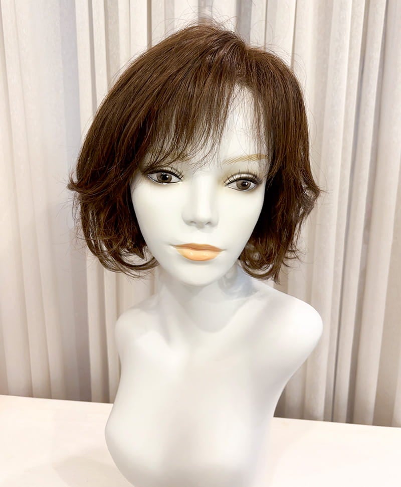 【WEB限定一点もの】手植えオールウィッグ【ボブ】UMEDA-963-ZMB人毛ミックスマロンブラウン【梅田サロンカットウィッグ】Mサイズ　マネキン着用画像