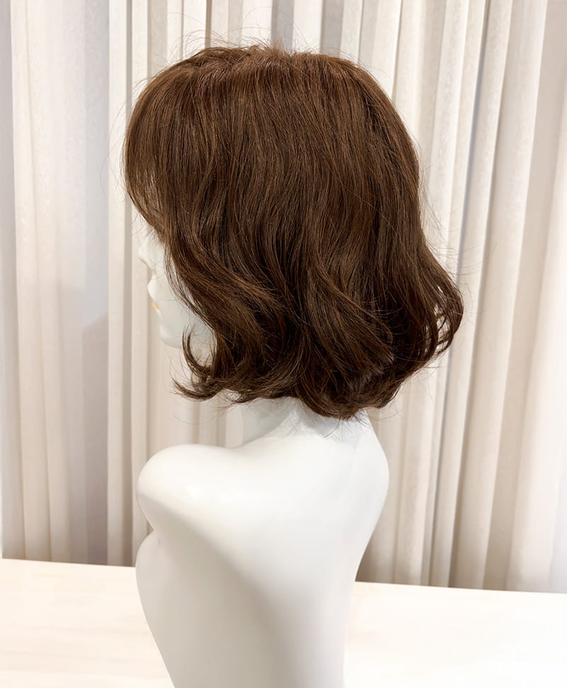 【WEB限定一点もの】手植えオールウィッグ【ボブ】UMEDA-963-ZMB人毛ミックスマロンブラウン【梅田サロンカットウィッグ】Mサイズ　マネキン着用画像