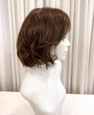 【WEB限定一点もの】手植えオールウィッグ【ボブ】UMEDA-963-ZMB人毛ミックスマロンブラウン【梅田サロンカットウィッグ】Mサイズ　マネキン着用画像